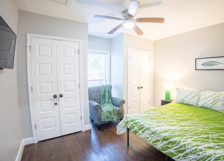 ห้องนอน "สีเขียว" ในระดับประถมศึกษามีเตียงเมมโมรี่โฟมขนาดเต็มพร้อมเก้าอี้อ่านหนังสือที่สบายสุดๆพื้นที่ตู้เสื้อผ้าและสมาร์ททีวี