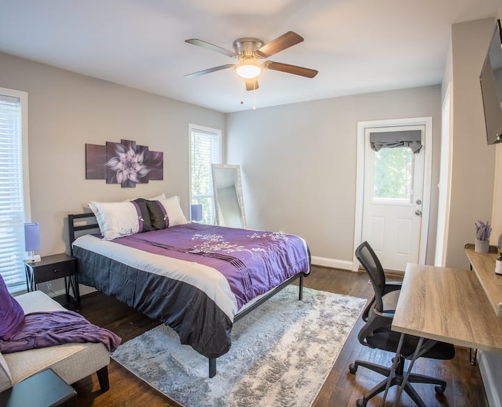 ห้องนอนหลัก "สีม่วง" ในระดับหลักมีเตียงขนาดควีนไซส์เมมโมรี่โฟมหรูหราพื้นที่ทำงานที่กำหนดโซฟาที่อบอุ่นและสมาร์ททีวีที่เข้าถึงดาดฟ้ากลางแจ้งได้โดยตรง