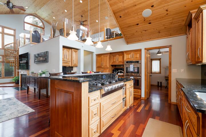 Manor on the River, 5,000 SQFT, Hot Tub & Kayaks gallery image 5