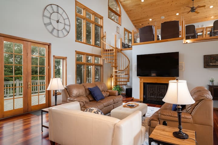 Manor on the River, 5,000 SQFT, Hot Tub & Kayaks gallery image 2