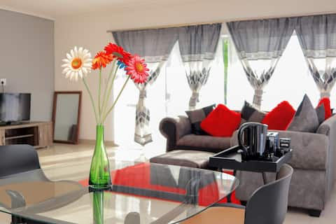 Elegant Poolside Retreat: 2-Bed Luxury Guesthouse