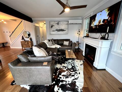 Lakehouse w/ Hot Tub, Boat Dock, Pool Table/Games