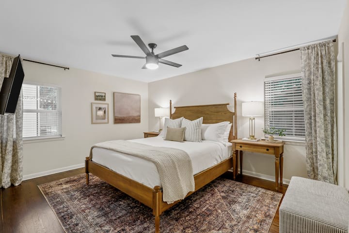 พักผ่อนอย่างสบายในห้องนอนหลักที่กว้างขวาง