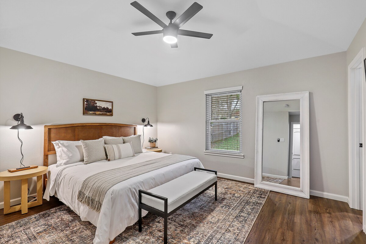 ห้องนอนหลักพร้อมเตียงคิงไซส์และทีวีขนาด 50 นิ้ว