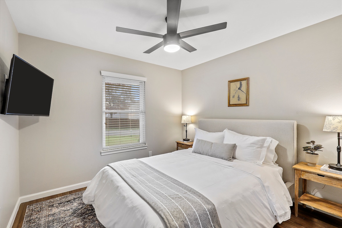 ห้องนอนที่ 3 พร้อมเตียงควีนไซส์และทีวีขนาด 43 นิ้ว