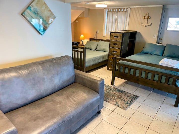 Втора стая на долния етаж. Две пълноразмерни легла и разтегателен диван.