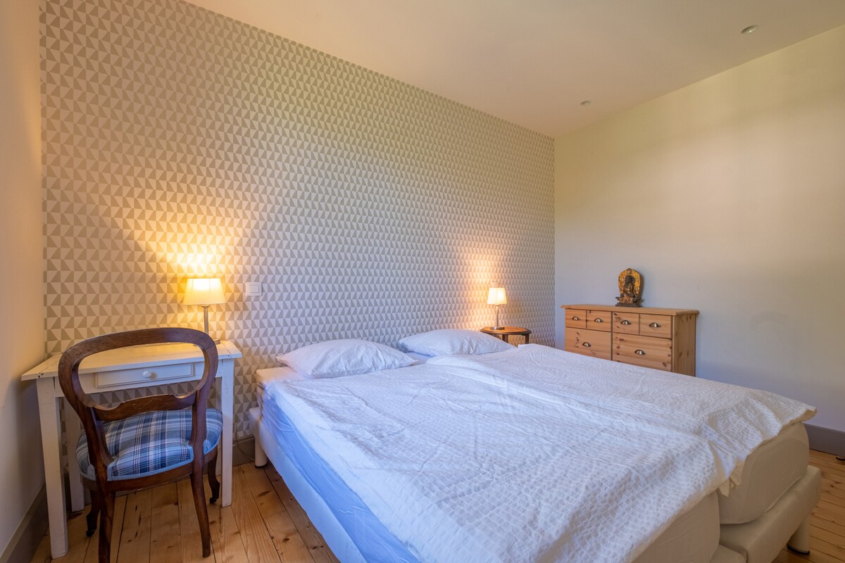 Dormitorio 1 con 2 camas individuales o 1 cama doble. Pequeño balcón.