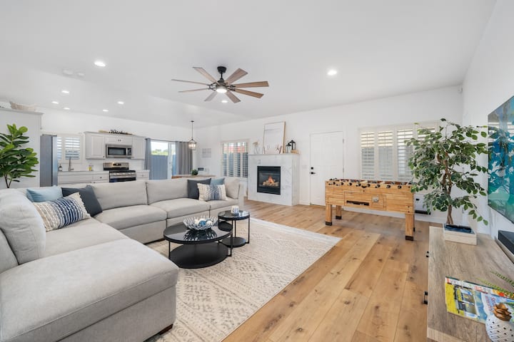 في الطابق الأول ، غرفة معيشة أنيقة مع تلفزيون كبير لبث عرضك المفضل على Hulu أو Disney+ أو ESPN+ تنهي يومك على أريكة فاخرة ، والتي يمكن تحويلها إلى سرير أريكة.  هناك طاولة كرة قدم وألعاب لوحية مختلفة أيضًا.