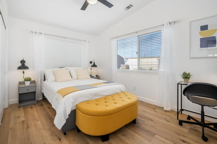 تحتوي غرفة نومنا الثانية في الطابق الثاني على سرير بحجم كبير.  يوجد مكتب زجاجي علوي إذا كنت بحاجة إلى العمل.