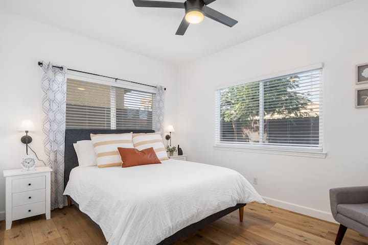 غرفة نوم في الطابق الأول بسرير بحجم كبير.  مجهز بوسادة علوية للذكريات لمساعدتك على النوم بشكل أفضل في الليل.  سخان شخصي لإبقائك دافئًا ومروحة للحفاظ على هدوئك.