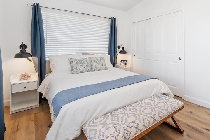 غرفة نوم ثالثة بسرير بحجم كبير.  يأتي مع وسادة علوية للذكريات لمساعدتك على النوم بشكل أفضل في الليل ، ومروحة للحفاظ على هدوئك.