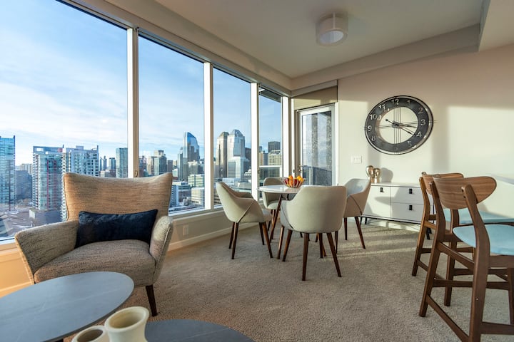 Stylish Centrally Located 2 Bedroom | Free Parking - Calgary