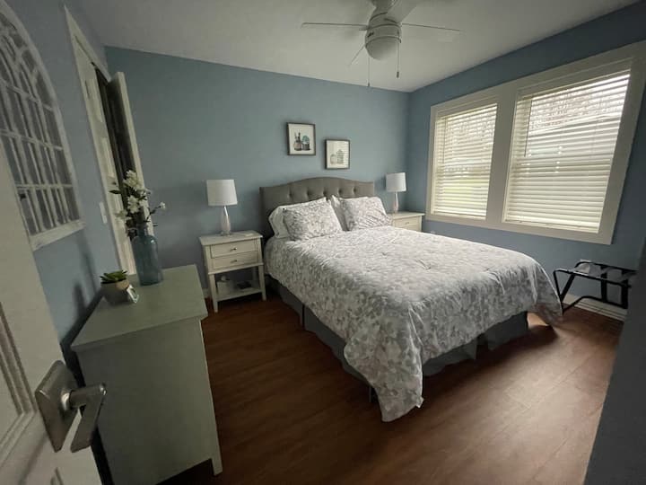 Dormitorio 1 en el nivel principal con cama tamaño queen.