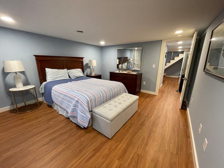 Dormitorio de nivel inferior con cama tamaño Queen. Ten en cuenta que se requieren escaleras para acceder al nivel inferior.