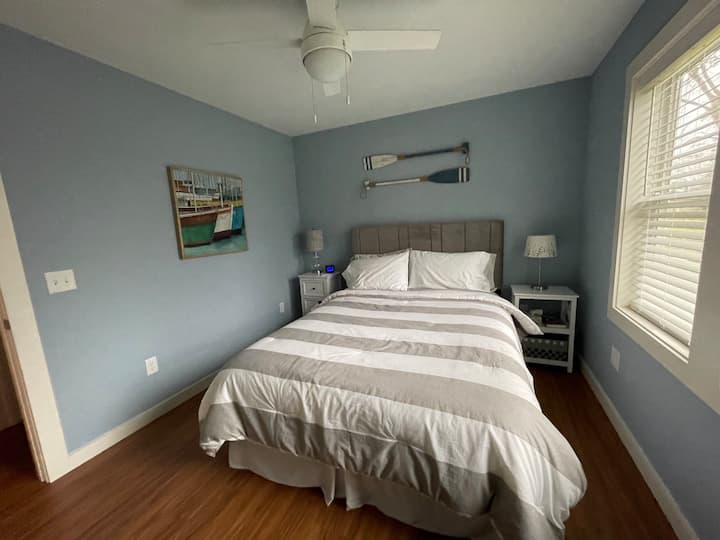 Dormitorio 2 en el nivel principal con cama tamaño queen.