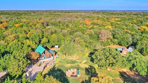 Popular Airbnb listing: Ranch w/hot tub, gameroom near Lake Texoma in Sherwood Shores