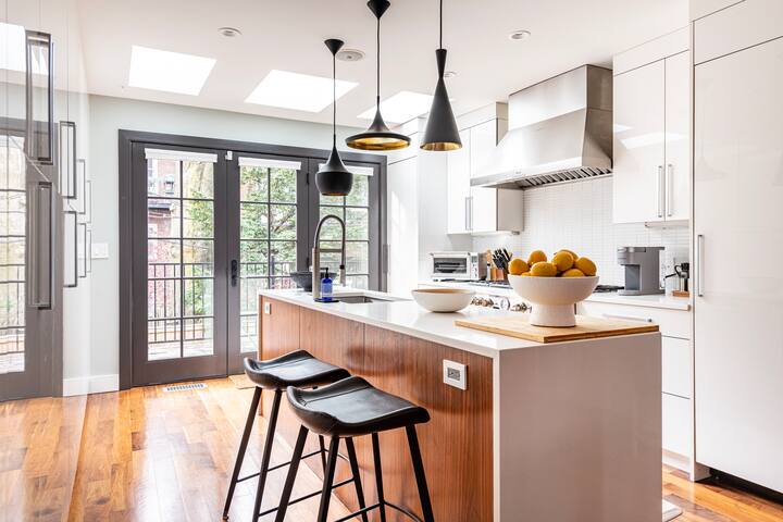 Luxurious & Spacious Townhome gallery image 5