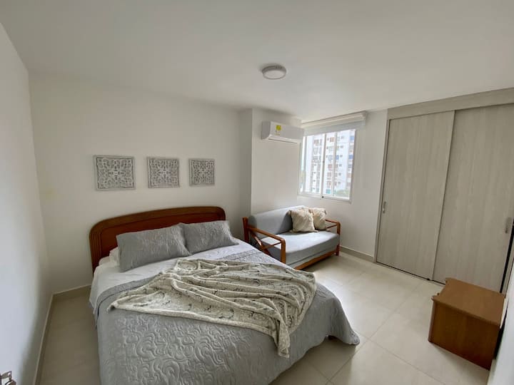 ห้องพักพร้อมเตียงคู่และเตียงโซฟาเดี่ยววิวทะเลตู้เสื้อผ้าขนาดใหญ่และเครื่องปรับอากาศแบบแยกส่วนขนาดเล็ก