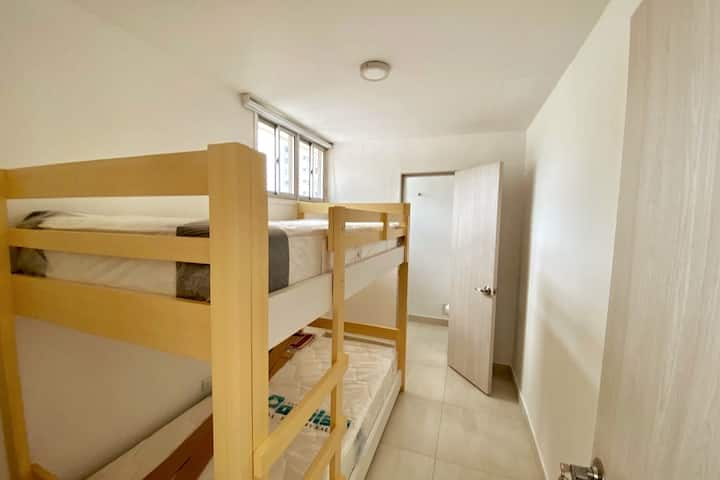 ห้องนอนบริการพร้อมห้องน้ำเต็มรูปแบบเคบินเรียบง่ายมีอากาศถ่ายเทและสว่าง