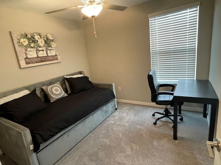 带婴儿床的卧室，双人床双人床垫