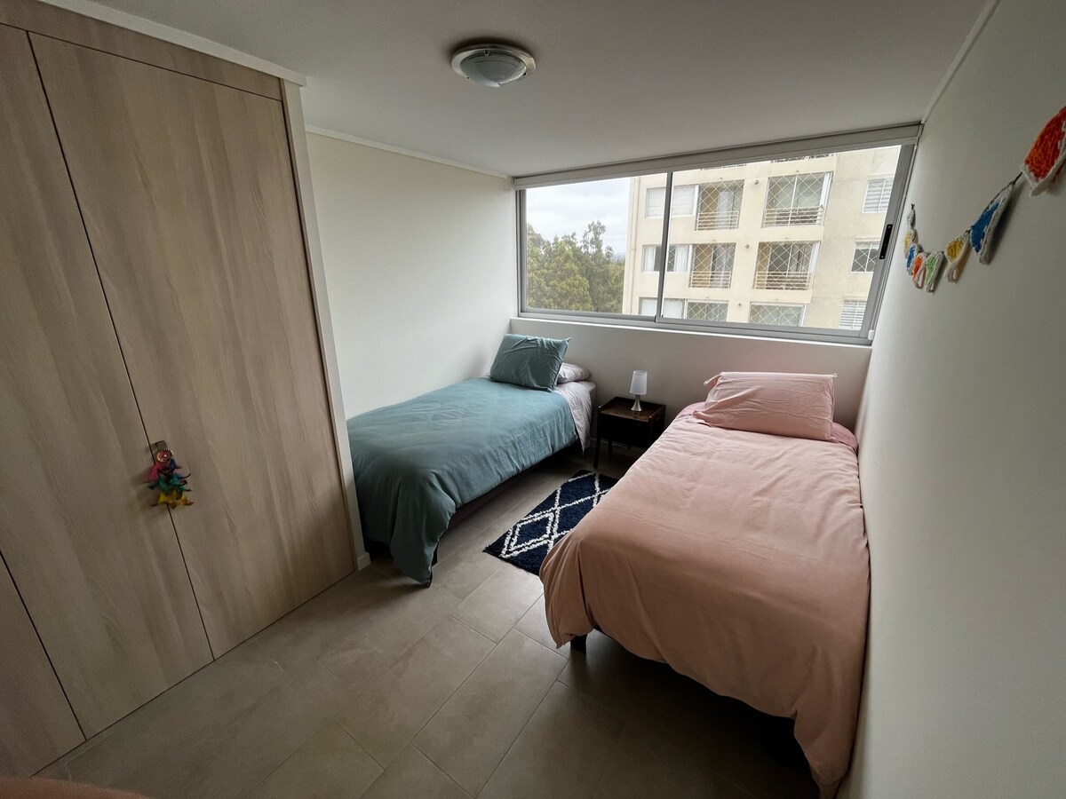 غرفة ثانية تضم سريرين فرديين.