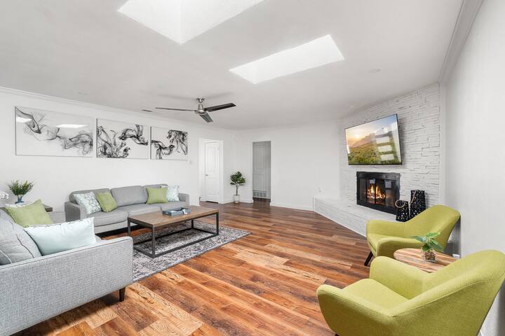 Spacious 6BR by AT&T Stadium Stockyard Heated Pool gallery image 3