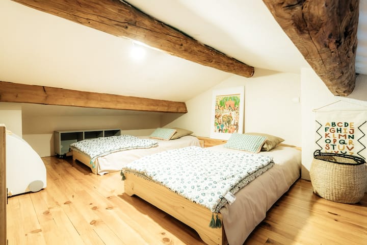 Mezzanine
2 lits simples
Jeux enfants
