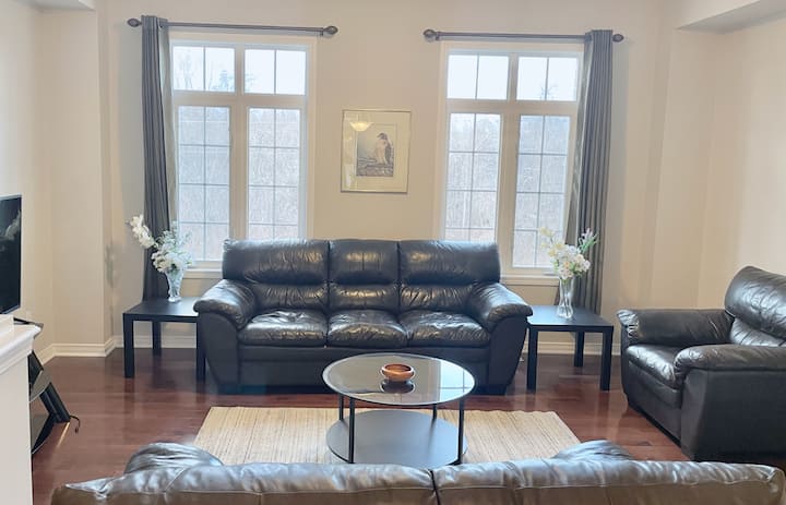 Spacious 3-bedroom + Den Townhouse With Parking. - Pickering