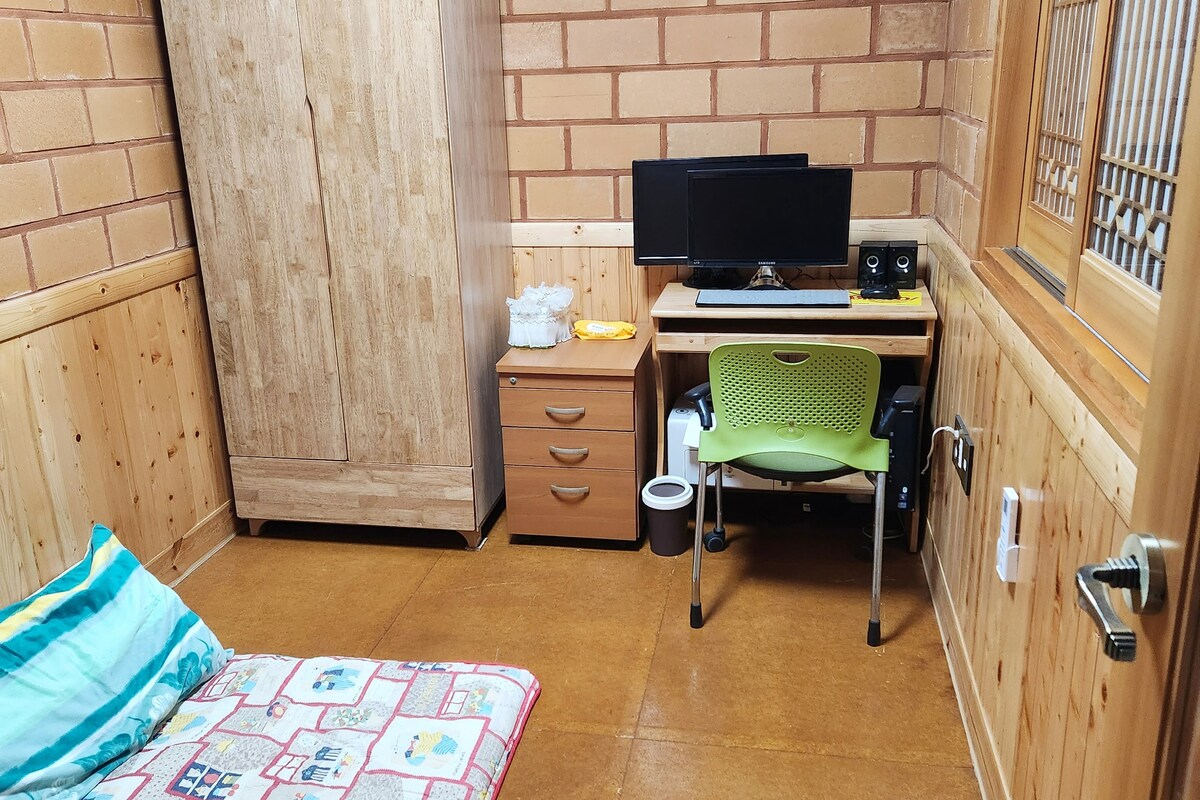 Soba 1.
Pod je završen tradicionalnim papirom uljem, zidom: 1 m je cedar, loess cigla, strop: cedar. Agung zagrijava ognjište.