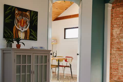 Top Airbnb: Sunny Studio II / Private home next to Ray's MTB in West Boulevard