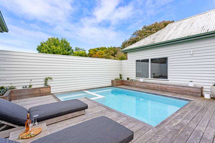 Coastal Cool – Pool & Tennis Court gallery image 4