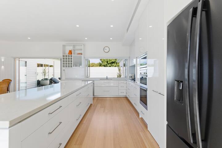 Coastal Cool – Pool & Tennis Court gallery image 5