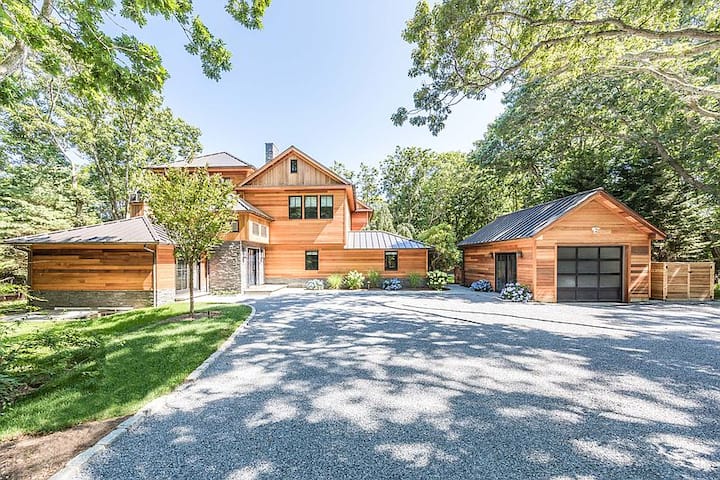 Montauk modern
7-bedroom 
Heated Pool & hot tub