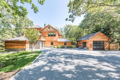 Top Airbnb: Montauk modern 7-bedroom Heated Pool & hot tub in Montauk
