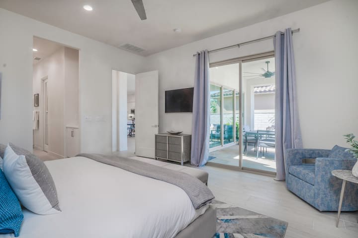 Основна спалня с 48 - инчов смарт телевизор.