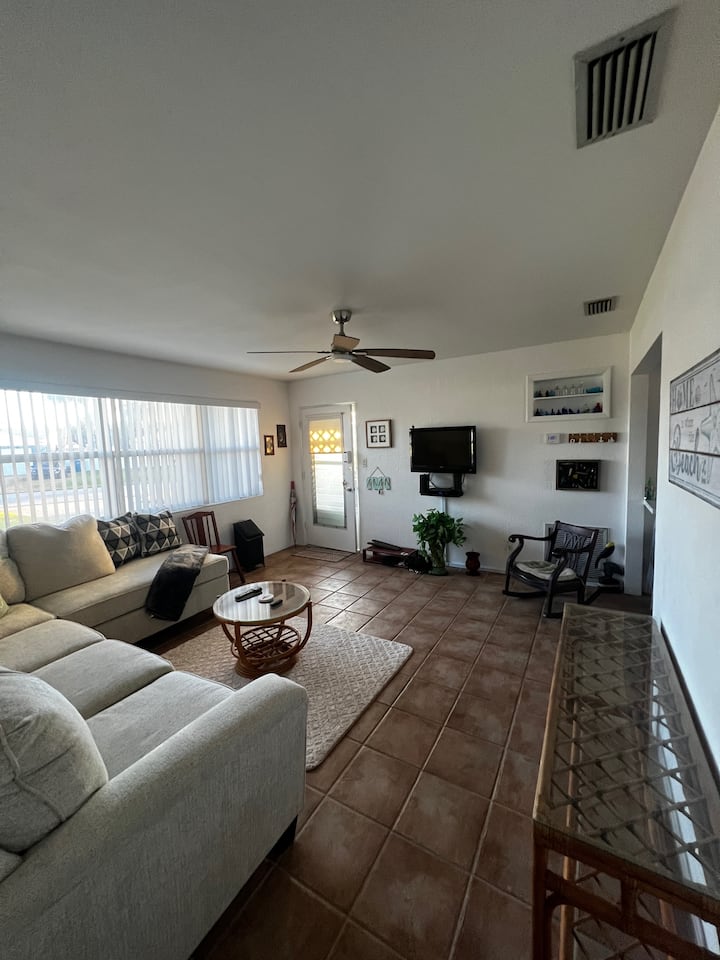 Cozy Beach House Oasis - Ormond Beach, FL
