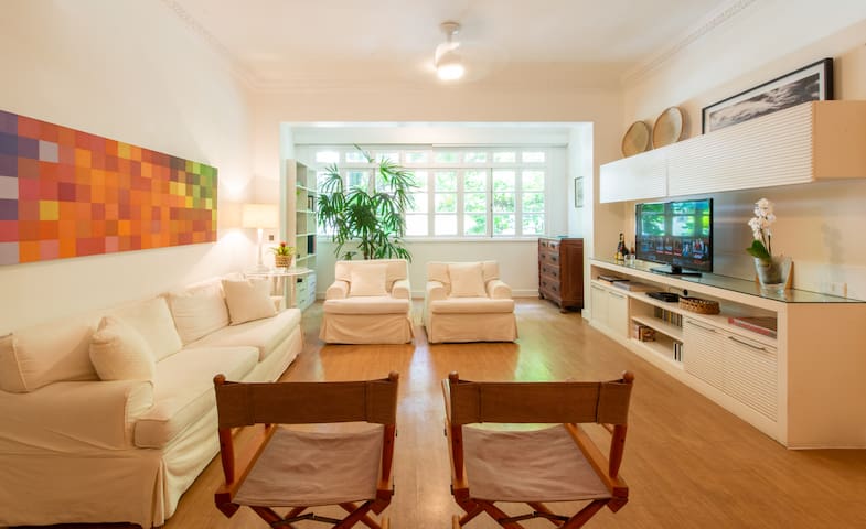 Apto na beira da praia do Leme em Copacabana