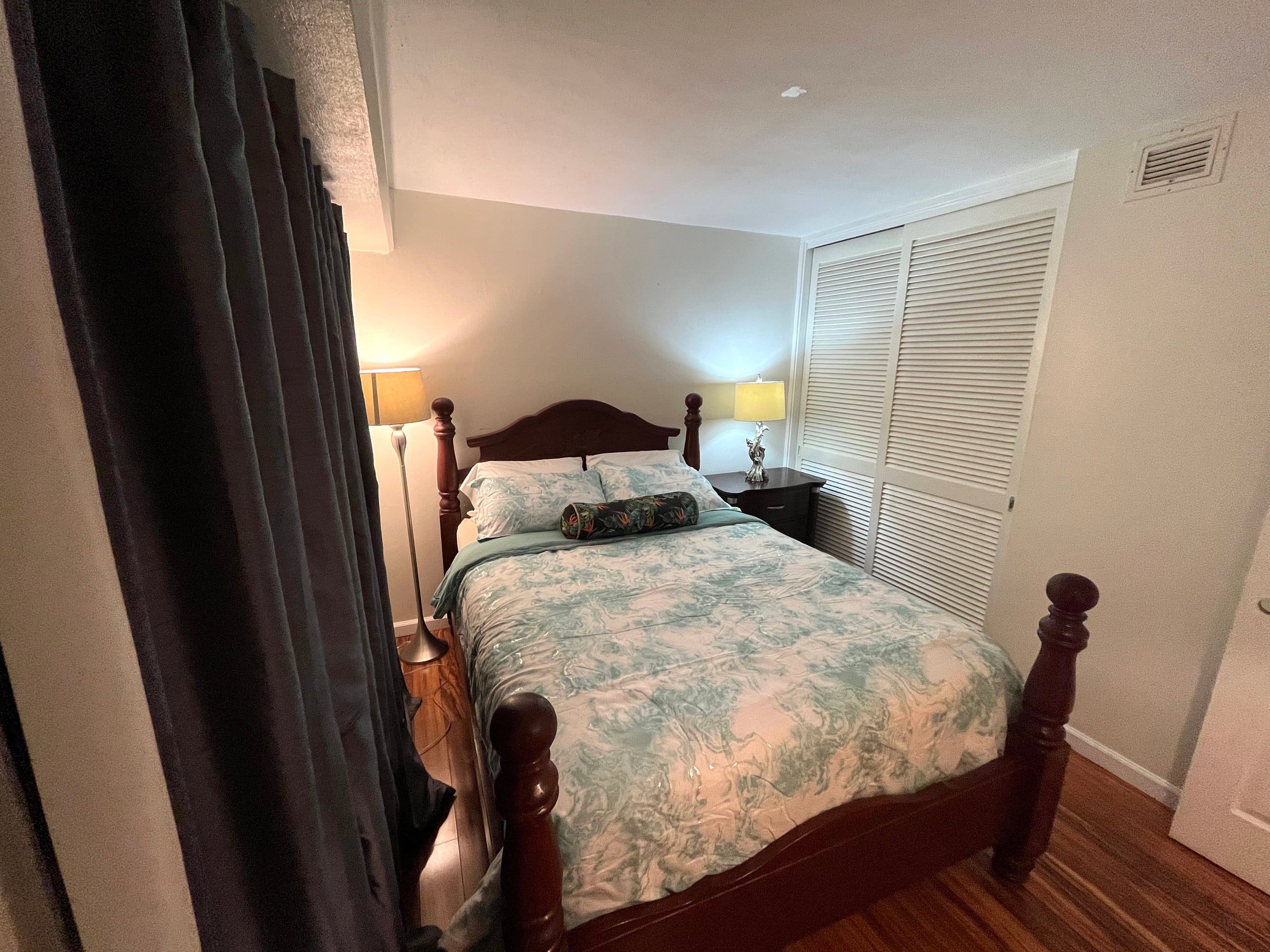 Condo in Honolulu · ★4.66 · 2 bedrooms · 4 beds · 1 private bath - Image 5