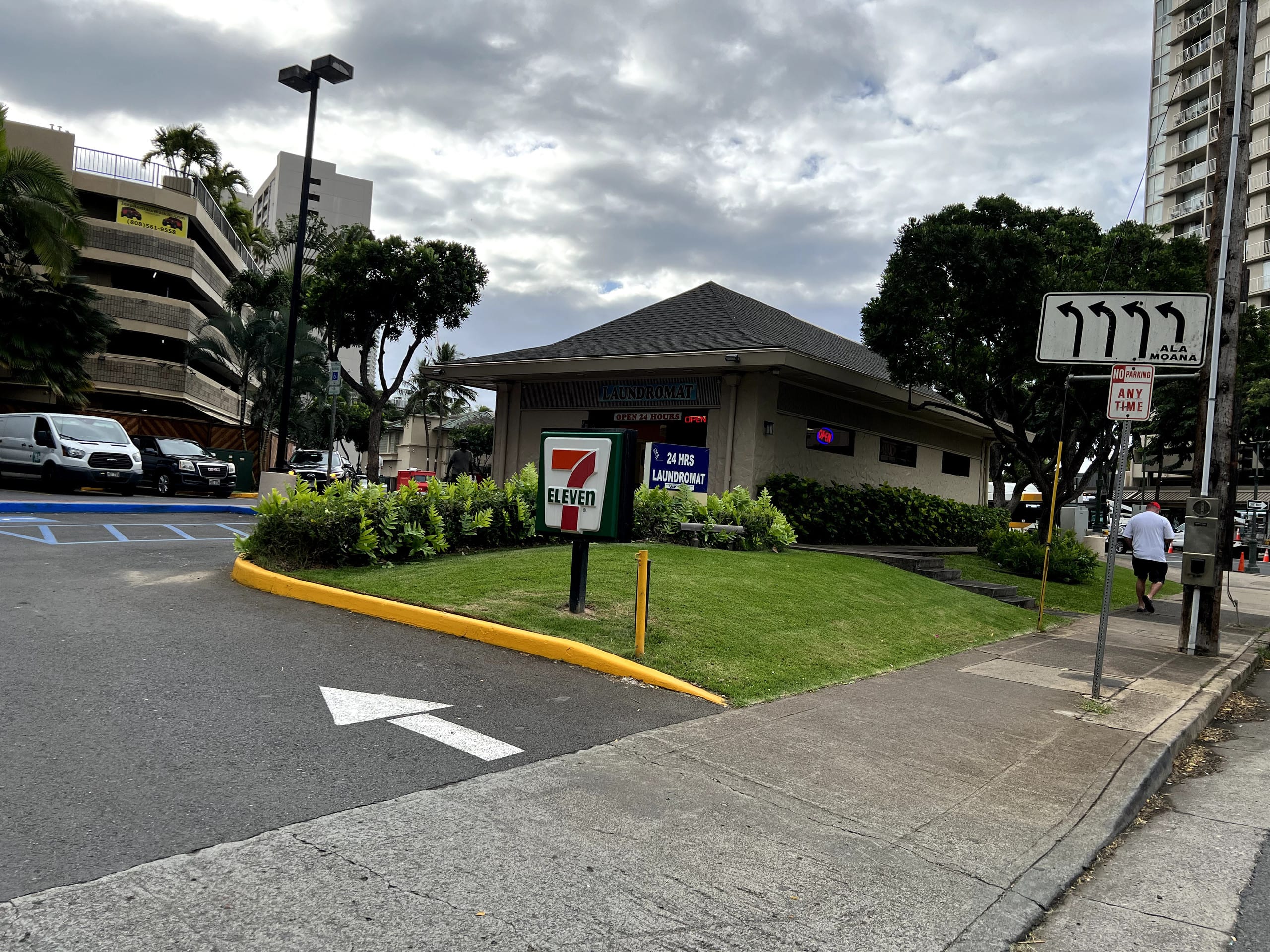 Condo in Honolulu · ★4.66 · 2 bedrooms · 4 beds · 1 private bath - Image 16