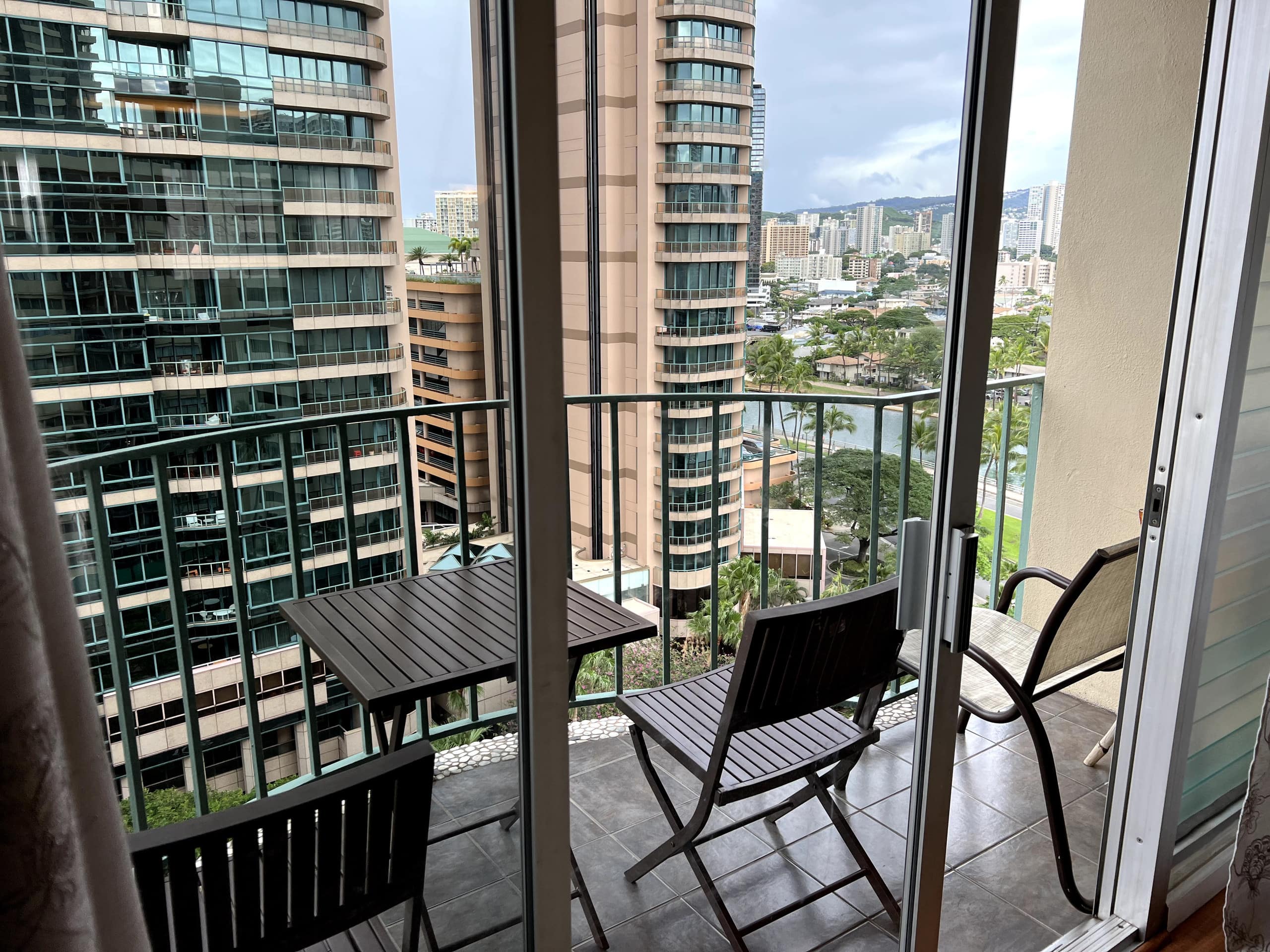 Condo in Honolulu · ★4.66 · 2 bedrooms · 4 beds · 1 private bath - Image 7