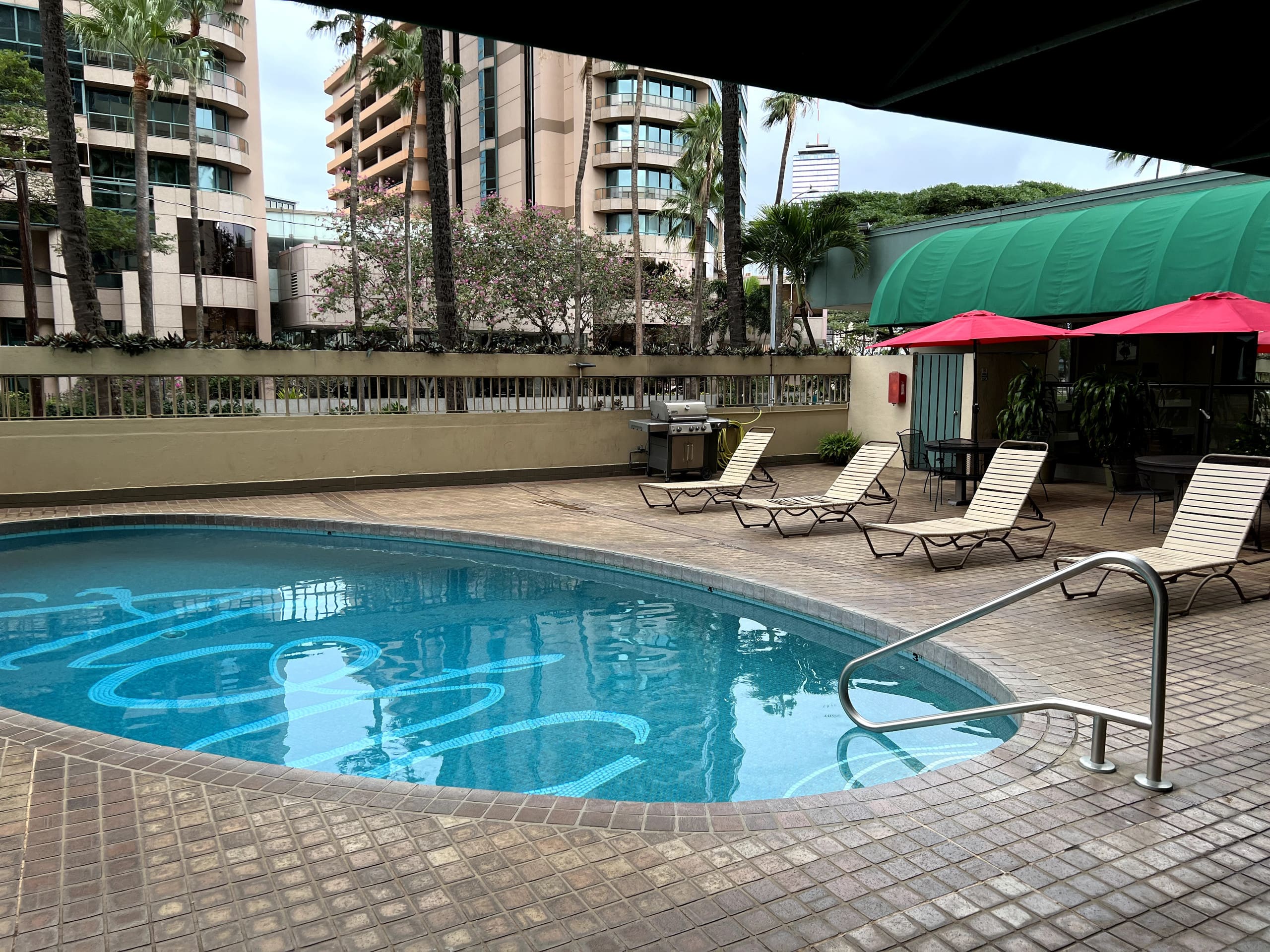 Condo in Honolulu · ★4.66 · 2 bedrooms · 4 beds · 1 private bath - Image 12