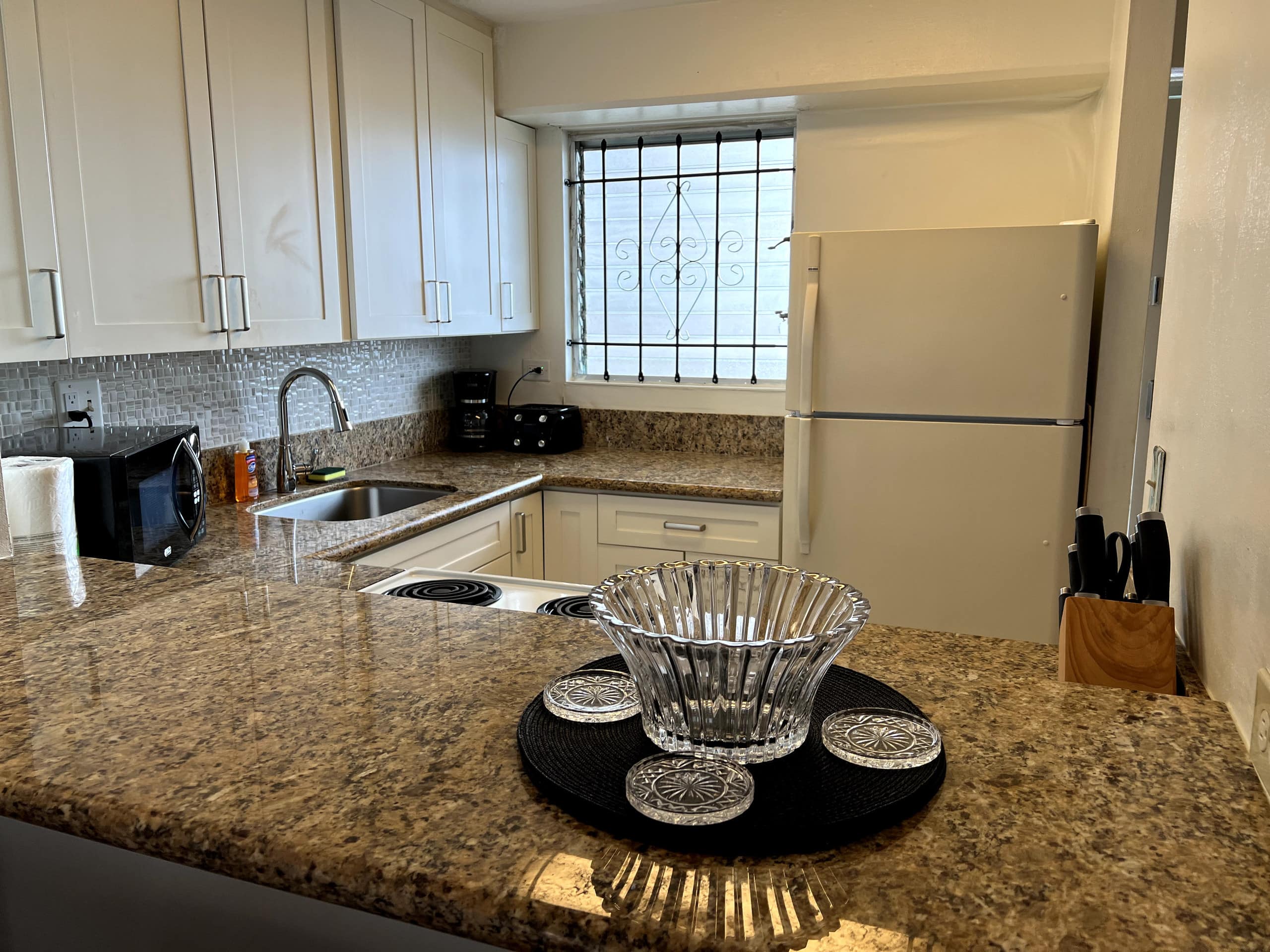 Condo in Honolulu · ★4.66 · 2 bedrooms · 4 beds · 1 private bath - Image 2