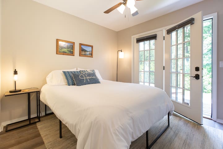 เตียงควีนไซส์ประตูที่นำไปสู่ชานเรือน/แม่น้ำ