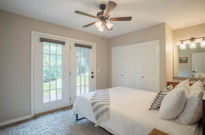 เตียงควีนไซส์ประตูด้านนอกไปยังลาน/แม่น้ำ