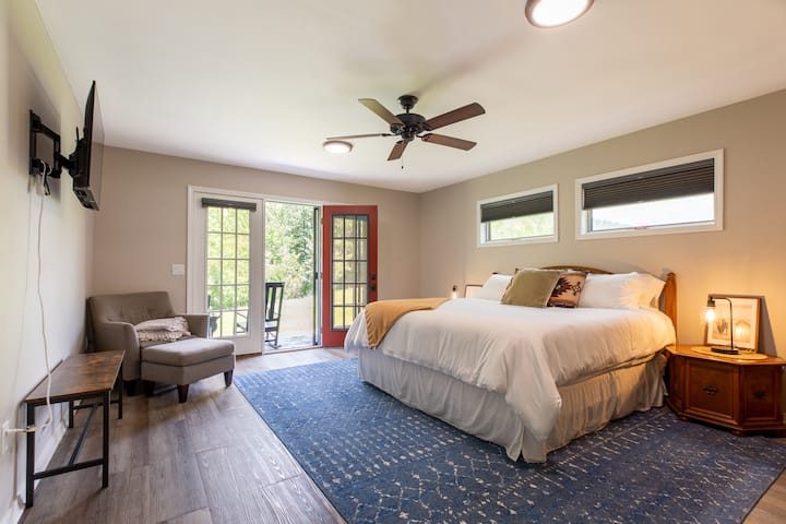 เตียงคิงไซส์พร้อมประตูที่ก้าวออกไปที่ระเบียงด้านหลัง