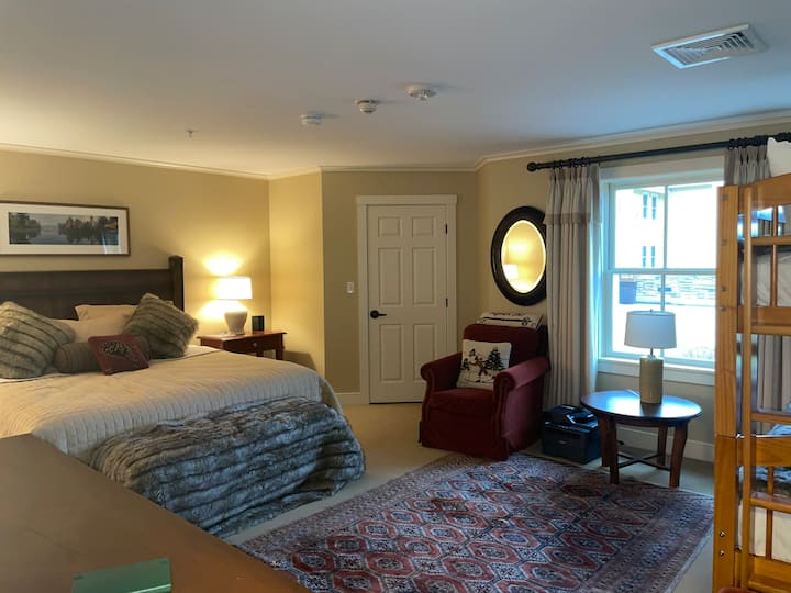 غرفة النوم الرئيسية - سرير بحجم كينغ وسرير بطابقين - يمكن أن تستوعب عائلة صغيرة. حمام داخلي رئيسي مع حوض استحمام جاكوزي ودش.