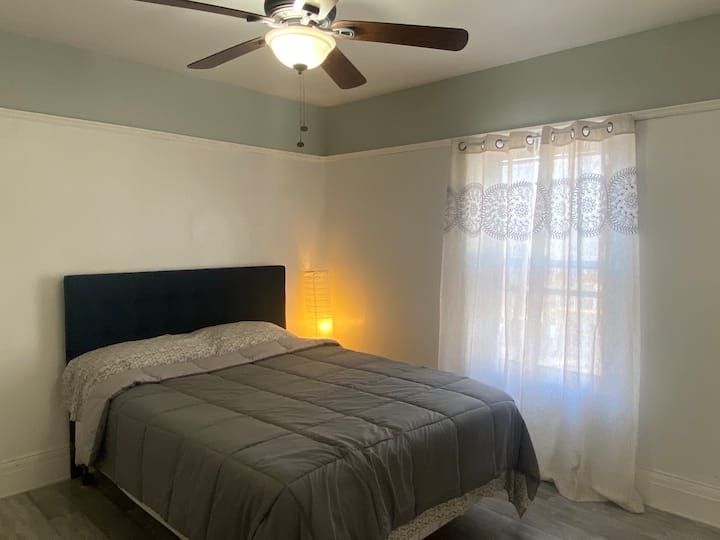 Peaceful Room In Shared Cleveland Home-tremont 3c - Cleveland, OH
