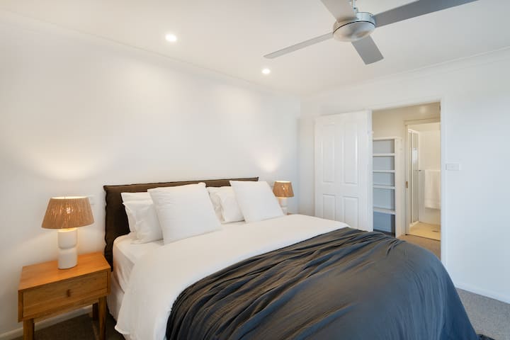 Suite parentale avec peignoir et salle de bain attenante. Lit King Size avec draps et serviettes de luxe