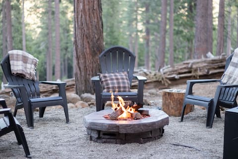 The Plaid Haus | Hottub • Firepit •Theatre • Dogs
