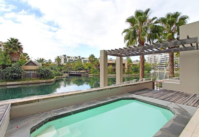 Luxury Villa in Marina Estate V&A Waterfront gallery image 3